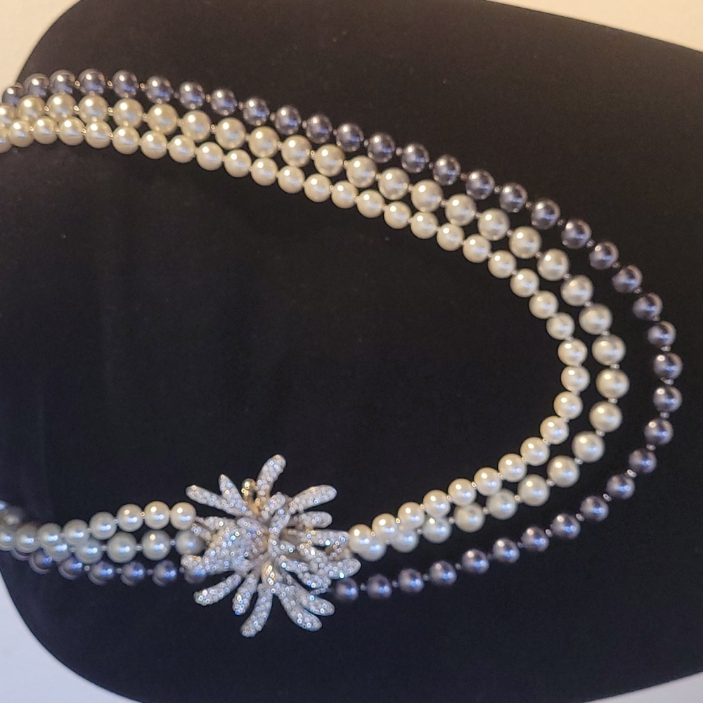 3 Strings Pearls With Crystal Brouche - image 1